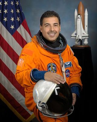Ang astronaut na si Jose Hernandez at galing sa Wikimedia Commons